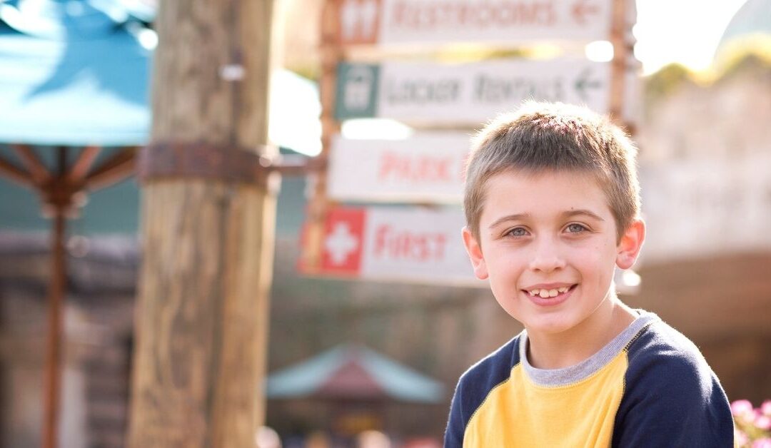 child at theme park