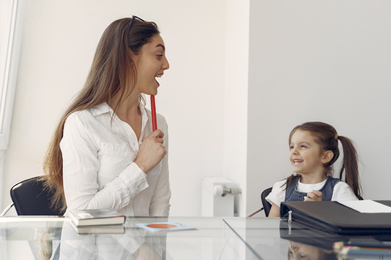 Therapist talking to girl. How can you find a therapist for your child?